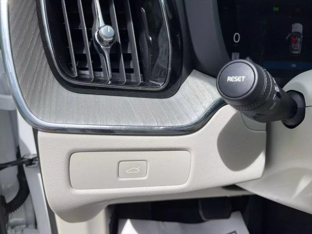 2023 Volvo XC60 B5 Plus Dark Theme