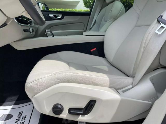 2023 Volvo XC60 B5 Plus Dark Theme
