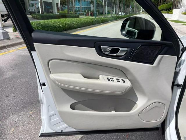 2023 Volvo XC60 B5 Plus Dark Theme
