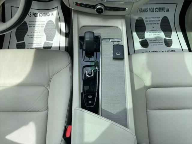 2023 Volvo XC60 B5 Plus Dark Theme