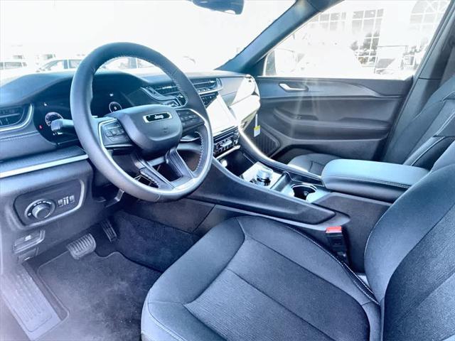 2025 Jeep Grand Cherokee GRAND CHEROKEE L LAREDO X 4X4