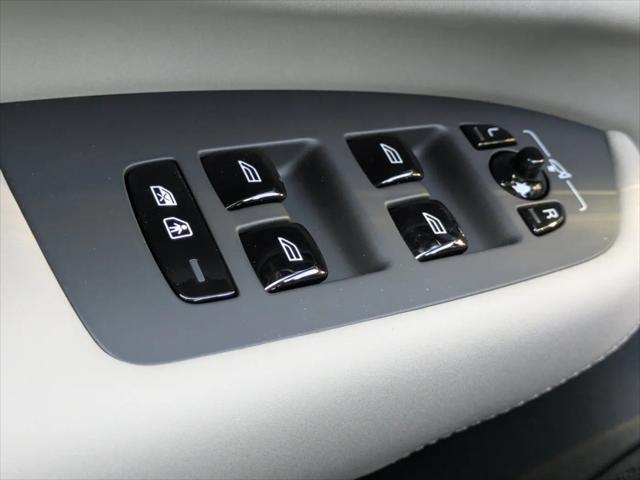2025 Volvo XC90 B6 Core