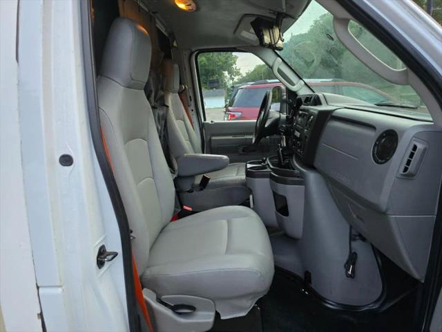 2017 Ford E-450 Cutaway Cutaway Van 2D