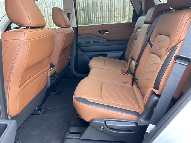2025 Nissan Pathfinder Platinum FWD