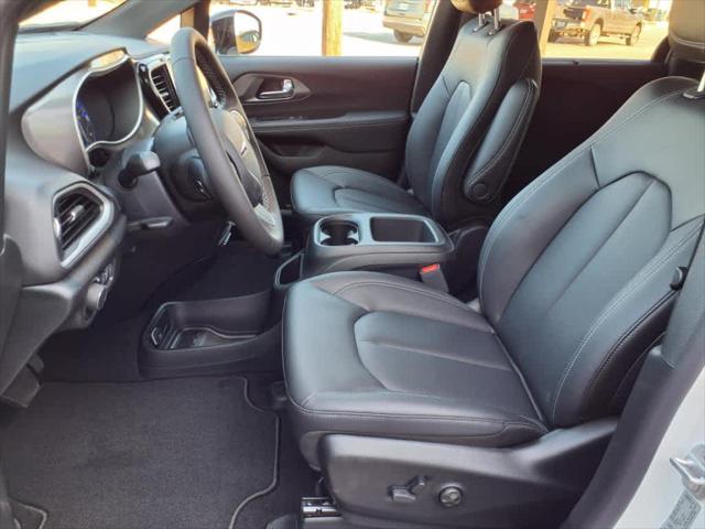 2025 Chrysler Voyager VOYAGER LX
