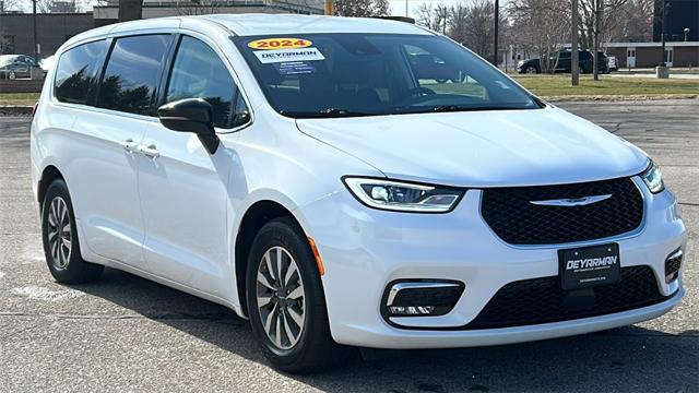 2024 Chrysler Pacifica Hybrid Select