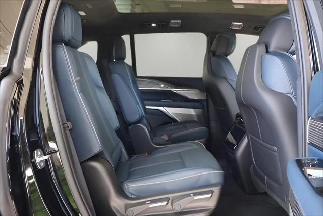 2025 Cadillac Escalade Luxury 2