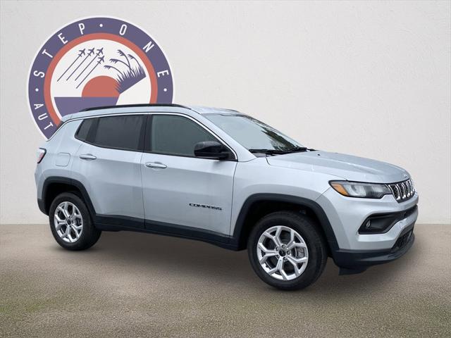 2025 Jeep Compass COMPASS LATITUDE 4X4