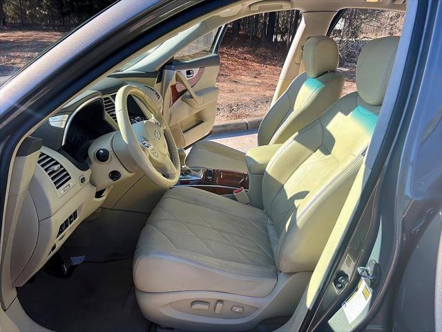 2016 INFINITI QX70 Standard