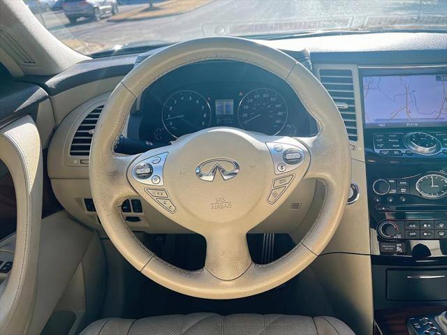 2016 INFINITI QX70 Standard