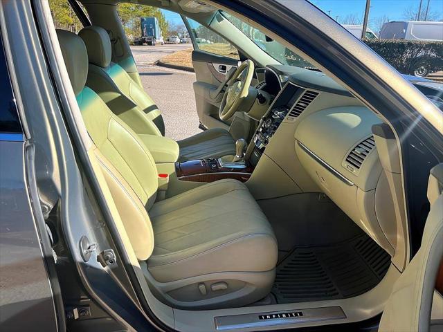 2016 INFINITI QX70 Standard