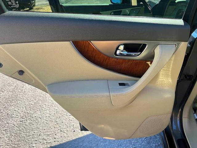 2016 INFINITI QX70 Standard