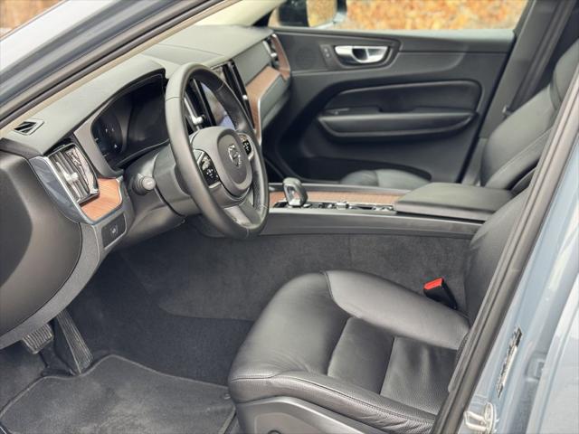 2023 Volvo XC60 B5 Plus Dark Theme