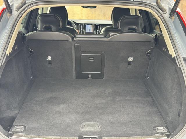 2023 Volvo XC60 B5 Plus Dark Theme