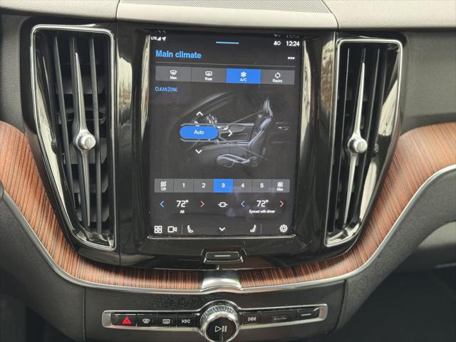 2023 Volvo XC60 B5 Plus Dark Theme