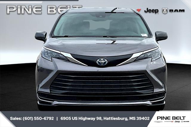 2024 Toyota Sienna LE