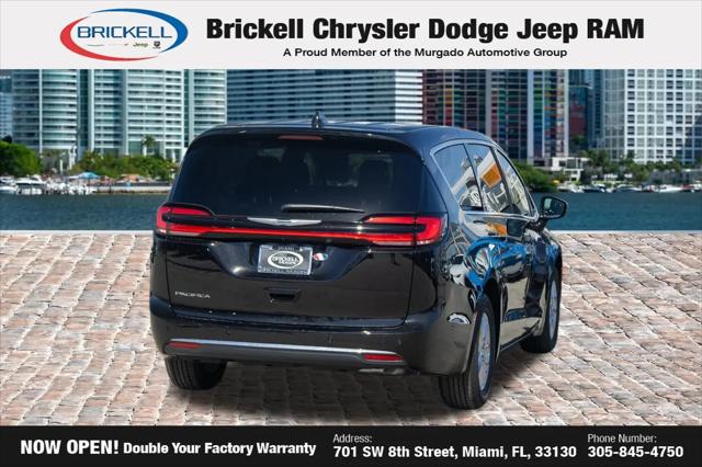 2025 Chrysler Pacifica Select