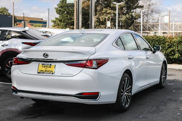 2025 Lexus ES 300h F SPORT Design