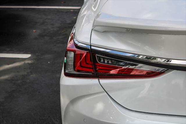 2025 Lexus ES 300h F SPORT Design