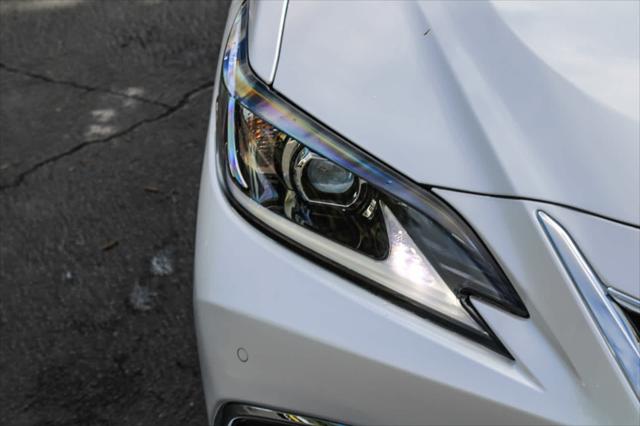 2025 Lexus ES 300h F SPORT Design