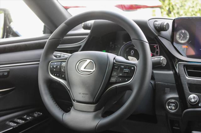 2025 Lexus ES 300h F SPORT Design