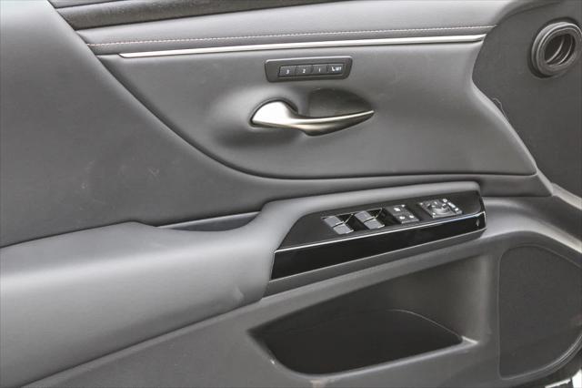 2025 Lexus ES 300h F SPORT Design