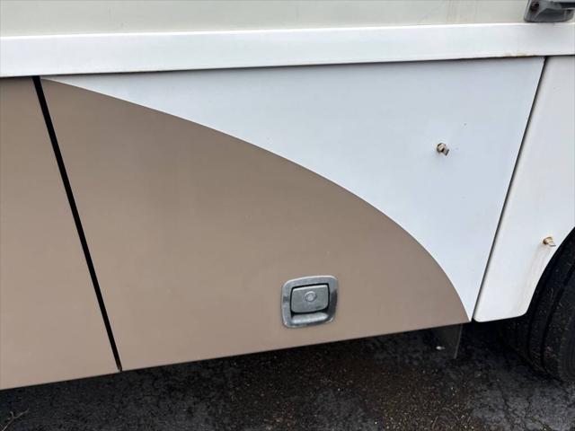 2006 Ford F-53 4X2  208 228 in. WB