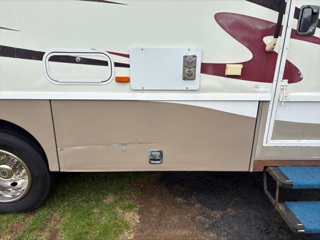 2006 Ford F-53 4X2  208 228 in. WB