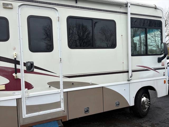 2006 Ford F-53 4X2  208 228 in. WB