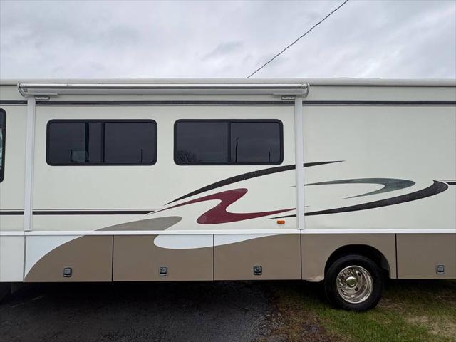 2006 Ford F-53 4X2  208 228 in. WB