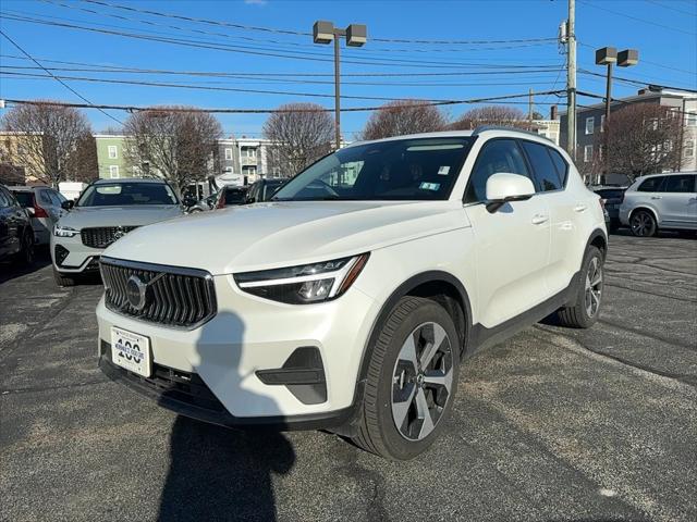 2025 Volvo XC40 B5 Core Bright Theme