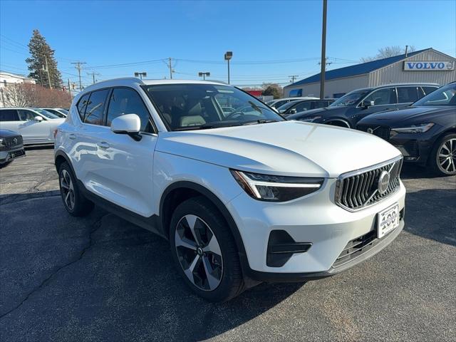 2025 Volvo XC40 B5 Core Bright Theme