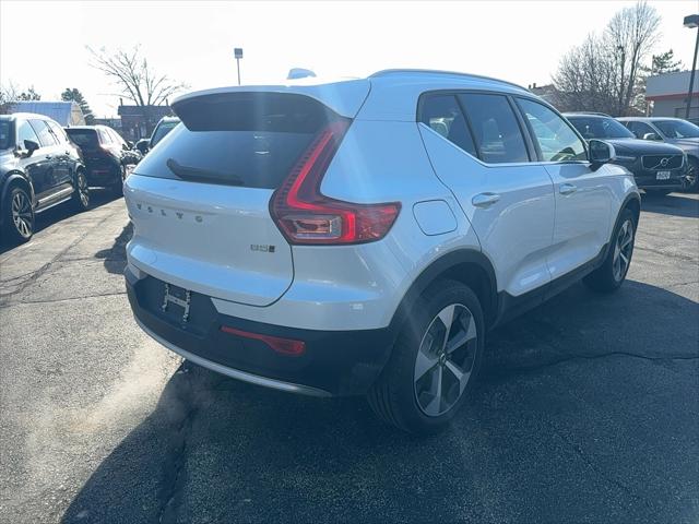 2025 Volvo XC40 B5 Core Bright Theme