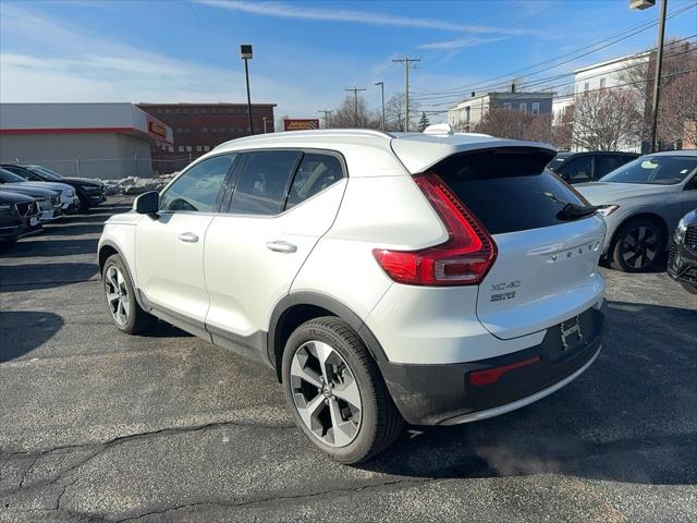 2025 Volvo XC40 B5 Core Bright Theme