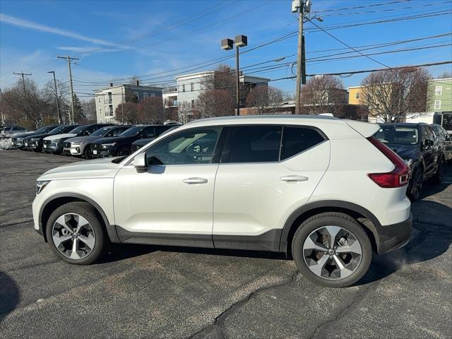 2025 Volvo XC40 B5 Core Bright Theme