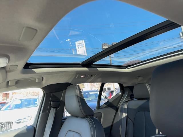 2025 Volvo XC40 B5 Core Bright Theme