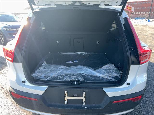 2025 Volvo XC40 B5 Core Bright Theme
