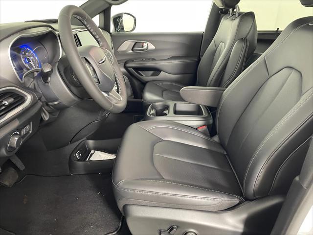 2025 Chrysler Voyager VOYAGER LX