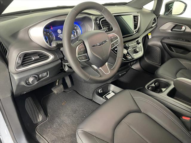 2025 Chrysler Voyager VOYAGER LX