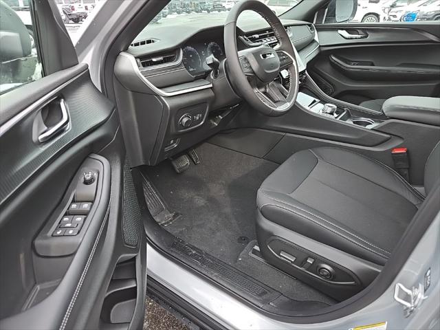2025 Jeep Grand Cherokee Laredo X 4x4