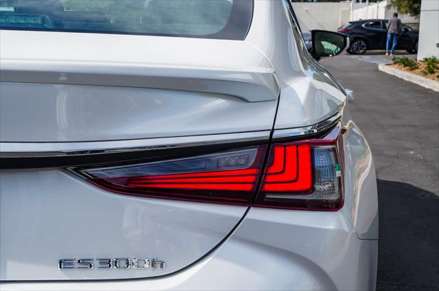 2025 Lexus ES 300h Luxury