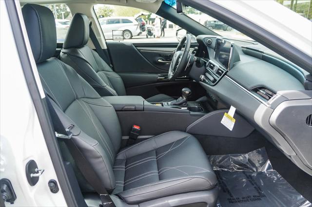 2025 Lexus ES 300h Luxury