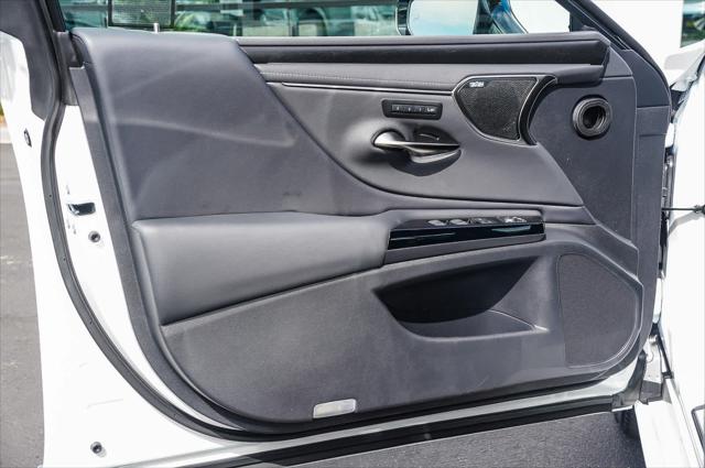 2025 Lexus ES 300h Luxury