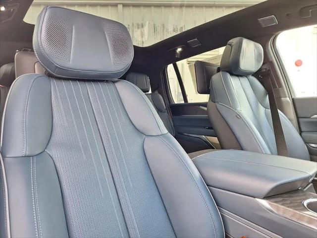 2025 Cadillac Escalade Luxury 2