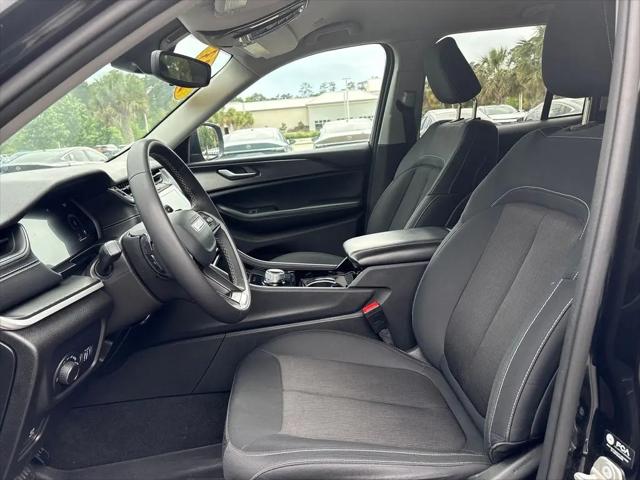 2023 Jeep Grand Cherokee Laredo 4x2