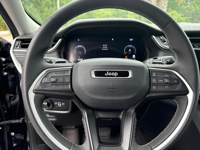 2023 Jeep Grand Cherokee Laredo 4x2