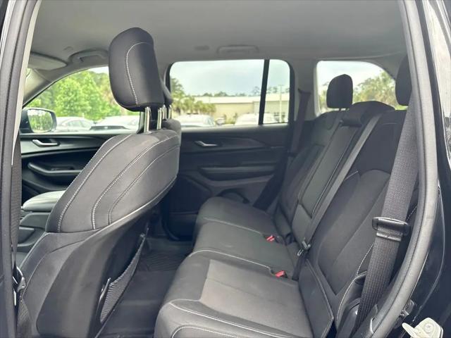 2023 Jeep Grand Cherokee Laredo 4x2