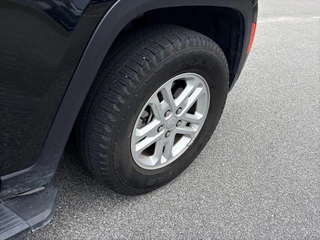 2023 Jeep Grand Cherokee Laredo 4x2