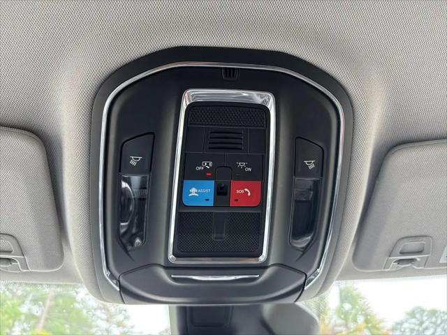 2023 Jeep Grand Cherokee Laredo 4x2
