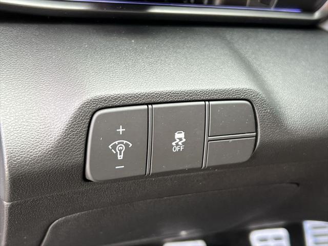 2025 Hyundai Elantra Base (M6)